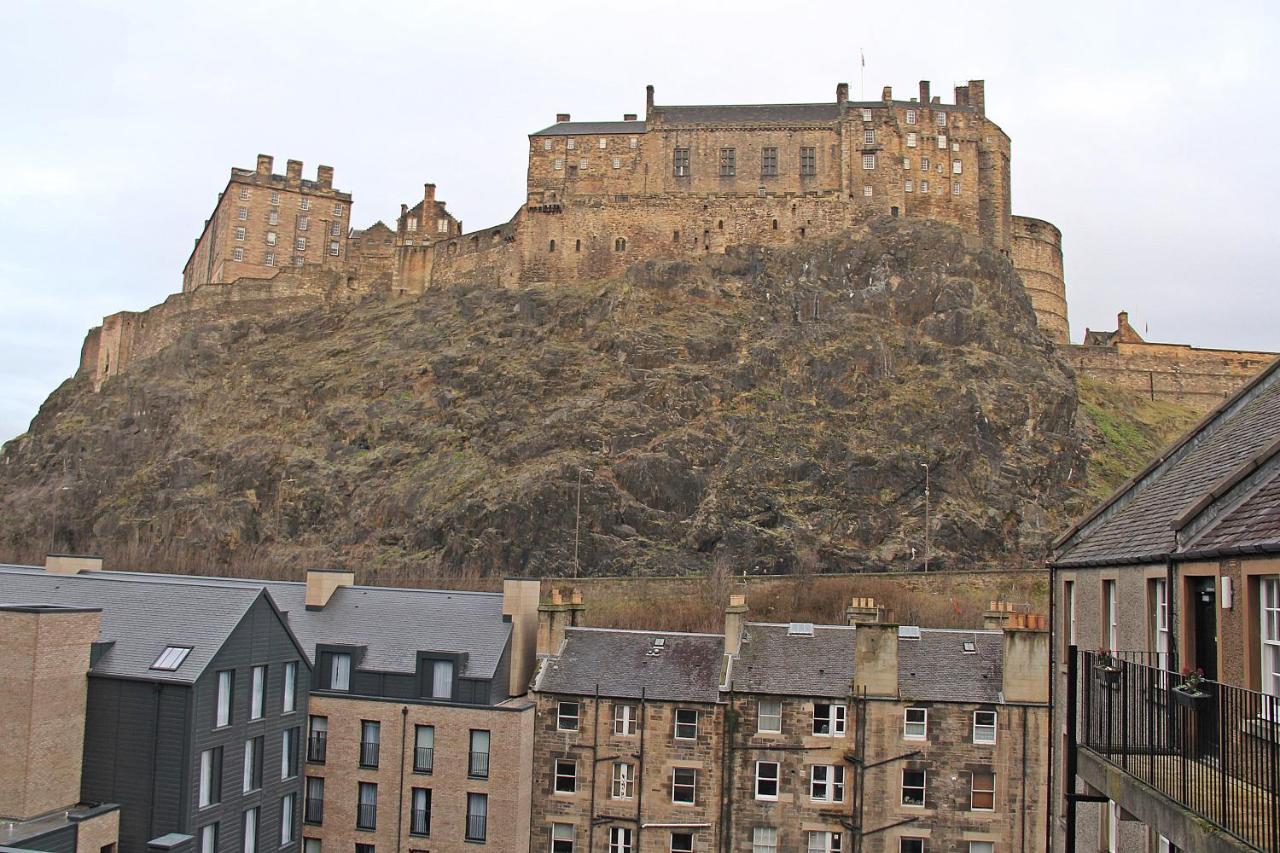 Cosy Castle Apartment เอดินบะระ ภายนอก รูปภาพ
